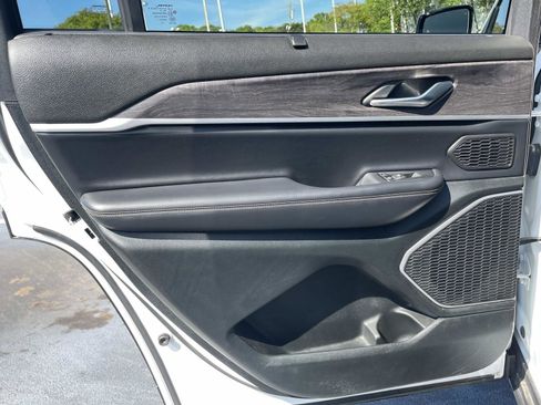 Used 2021 Jeep Grand Cherokee L Limited w/ Luxury Tech Group II image 11