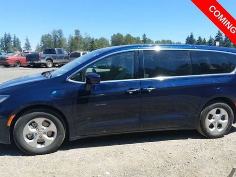 Used 2018 Chrysler Pacifica Touring Plus FWD image 4