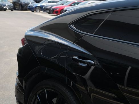Used 2022 Lamborghini Urus AWD/4WD image 26