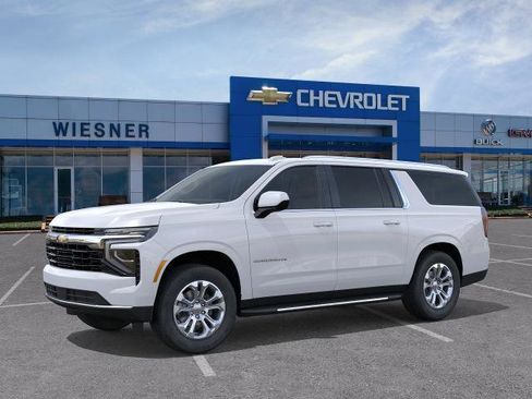 Used 2026 Chevrolet Suburban LS RWD image 2
