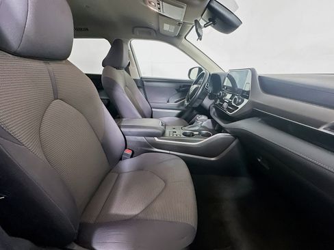 Used 2023 Toyota Highlander LE FWD image 31