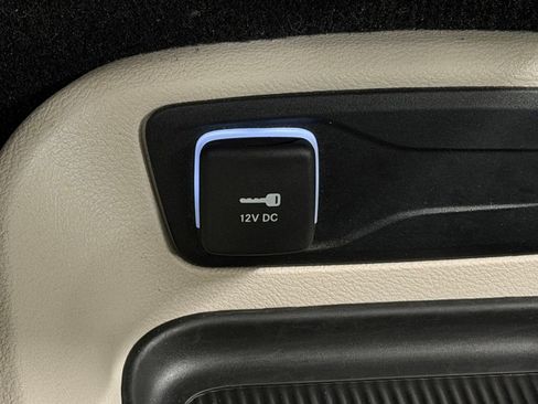 Used 2024 Chrysler Pacifica Touring-L FWD image 32