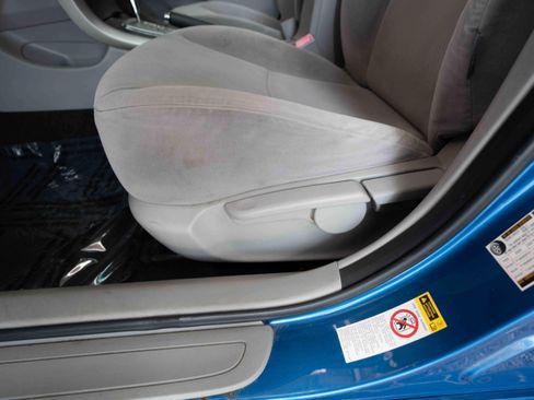 Used 2010 Toyota Corolla LE FWD image 12