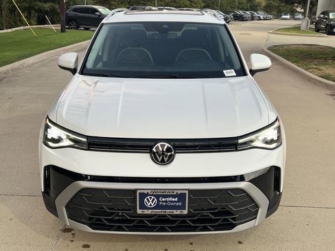 Certified 2025 Volkswagen Taos SE image 3