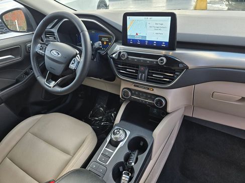 Used 2022 Ford Escape Titanium image 11