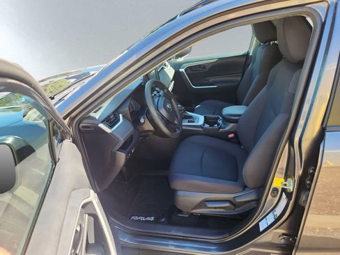 Used 2019 Toyota RAV4 LE AWD/4WD image 7