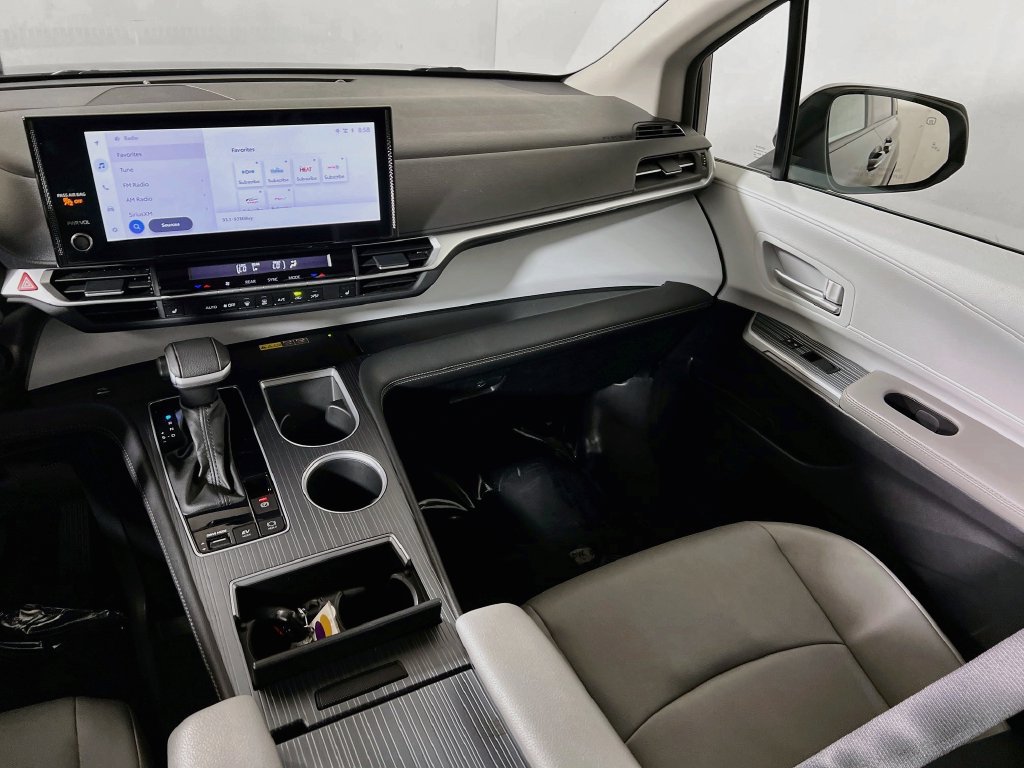Certified 2026 Toyota Sienna XLE FWD image 21
