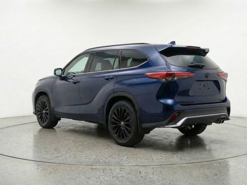 Used 2025 Toyota Highlander XSE image 6