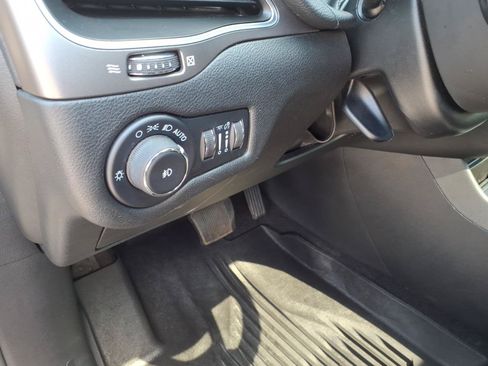 Used 2021 Jeep Cherokee Latitude Plus w/ Sun & Sound Group AWD/4WD image 23