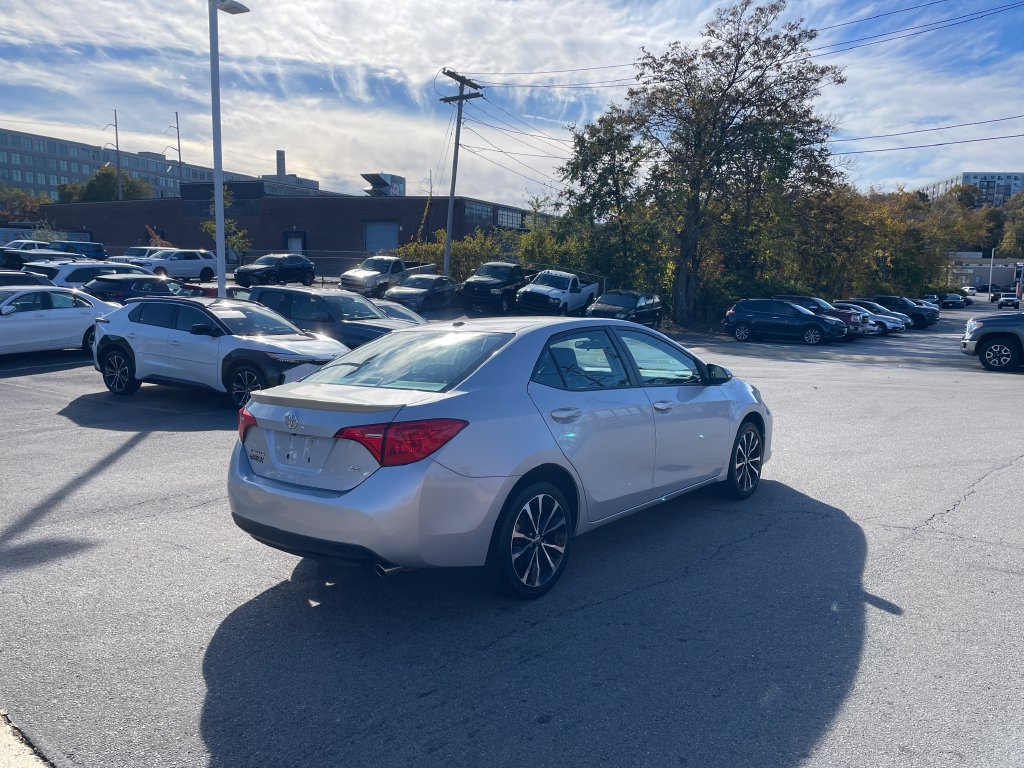 Used 2017 Toyota Corolla SE w/ SE Premium Package FWD image 5