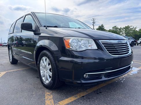 Used 2014 Chrysler Town & Country Touring FWD image 4