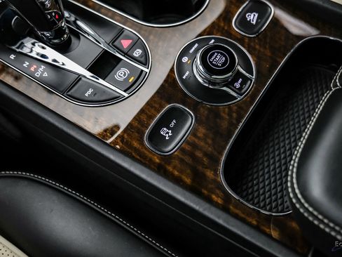 Used 2019 Bentley Bentayga image 58