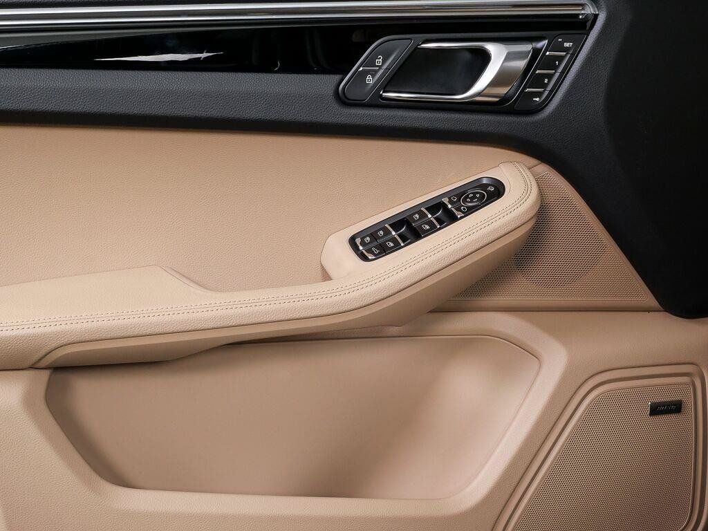 Certified 2026 Porsche Macan AWD/4WD image 6