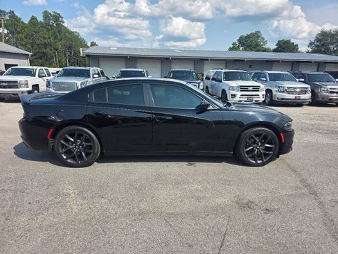 Used 2019 Dodge Charger SXT w/ Blacktop Package RWD image 4