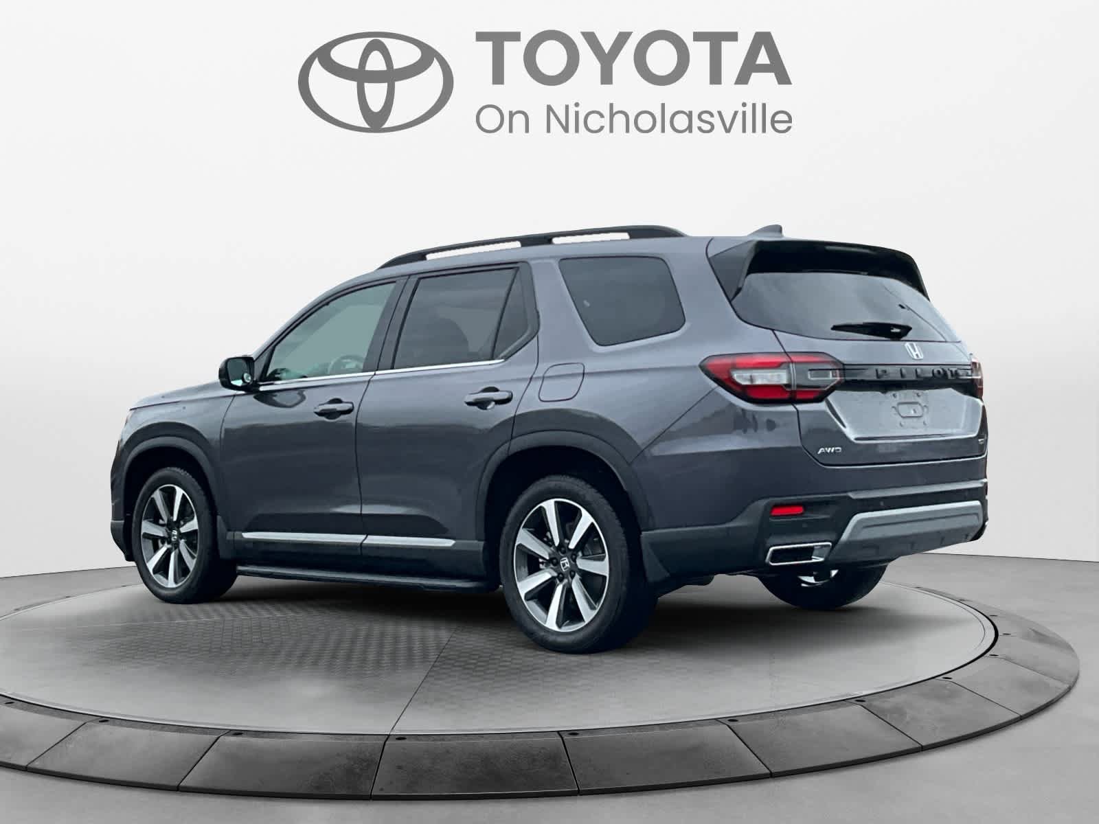 Used 2025 Honda Pilot Touring image 3