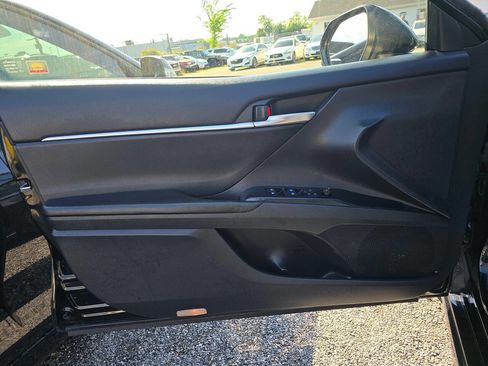 Used 2018 Toyota Camry SE FWD image 9