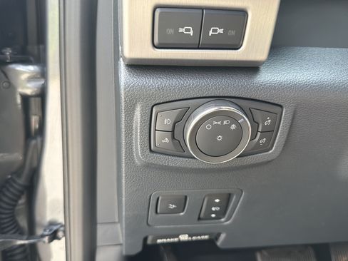 Used 2022 Ford F350 Platinum w/ Tremor Off-Road Package AWD/4WD image 31
