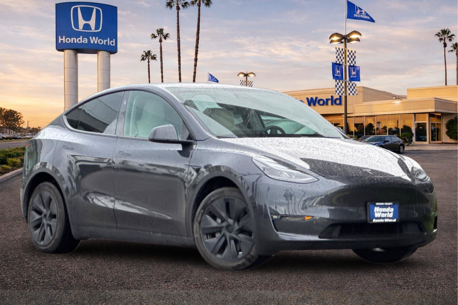 Used 2024 Tesla Model Y Long Range AWD/4WD image 2