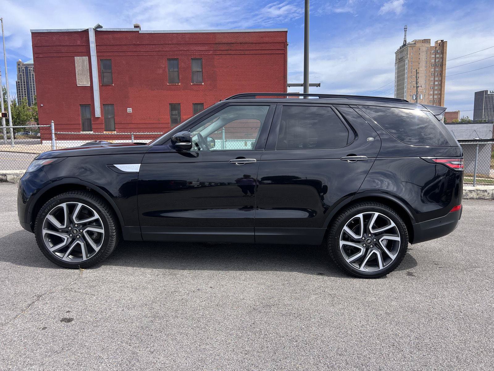 Used 2018 Land Rover Discovery HSE Luxury AWD/4WD image 4