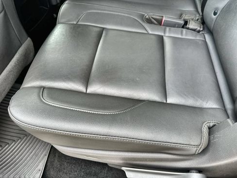 Used 2018 Chevrolet Suburban LT RWD image 17