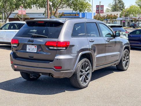 Used 2017 Jeep Grand Cherokee Altitude AWD/4WD image 4