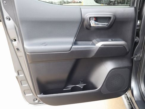 Used 2019 Toyota Tacoma TRD Sport w/ Technology Package image 25