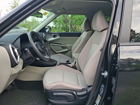 Used 2025 Kia Soul LX w/ LX Technology Package FWD image 25
