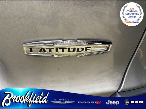 Used 2019 Jeep Cherokee Latitude Plus w/ Cold Weather Group AWD/4WD image 11