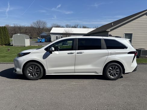 Used 2025 Toyota Sienna XLE image 7