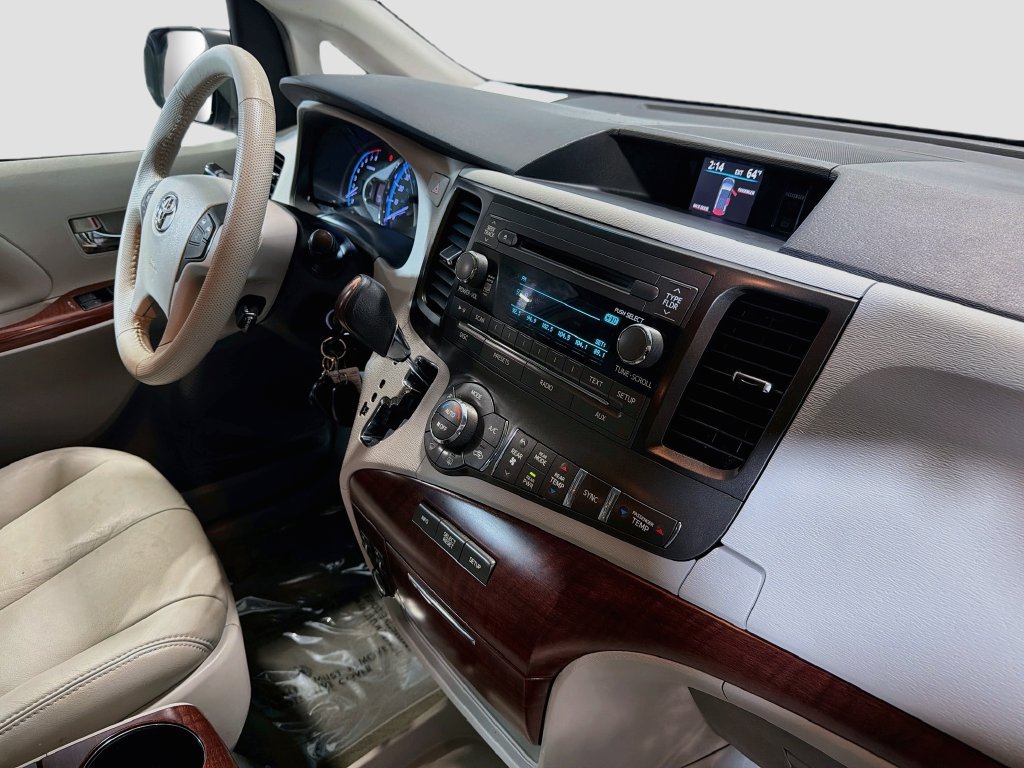 Used 2014 Toyota Sienna XLE FWD image 27