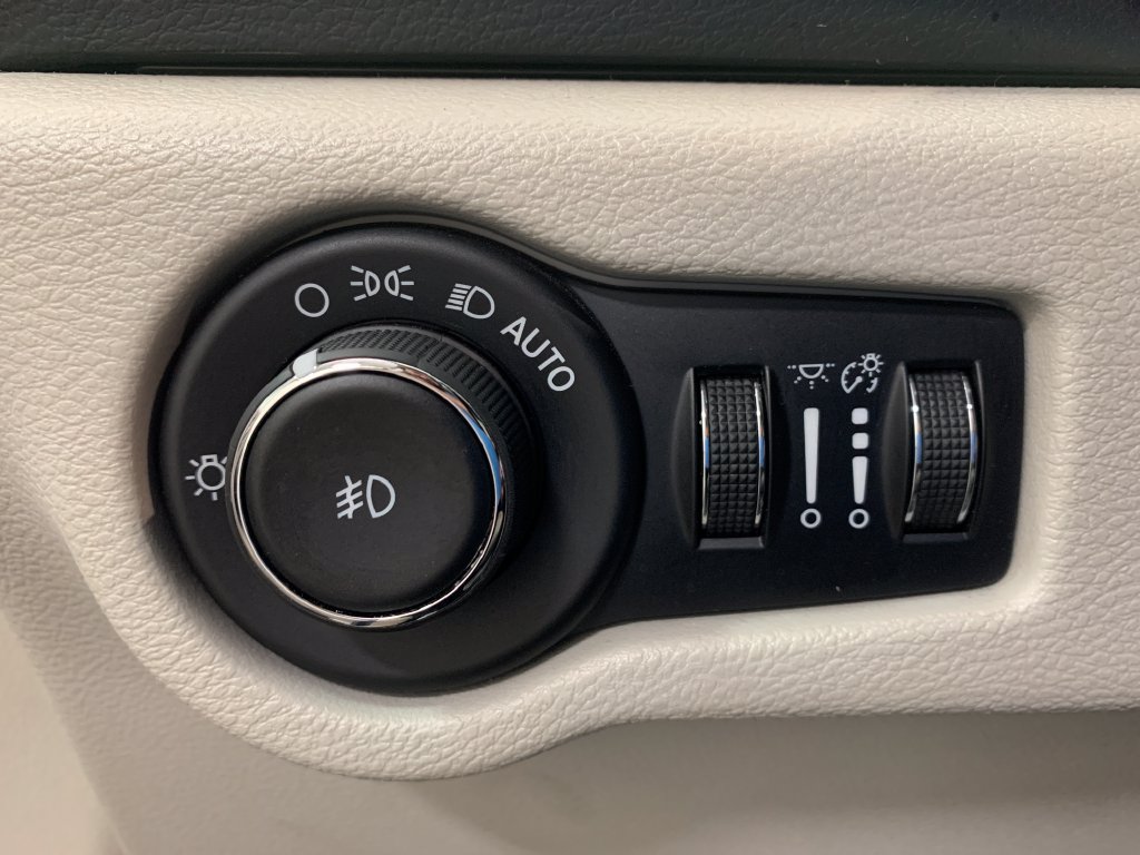 Used 2017 Chrysler Pacifica Touring-L Plus w/ Tire & Wheel Group FWD image 27