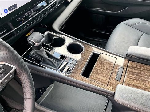 Used 2025 Toyota Sienna Platinum image 18