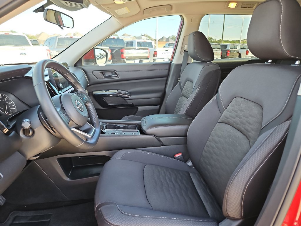 Used 2025 Nissan Pathfinder SV w/ SV Premium Package FWD image 8