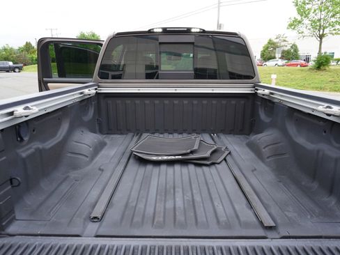 Used 2017 Nissan Titan SL AWD/4WD image 12