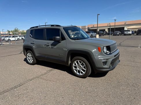 Used 2022 Jeep Renegade Latitude w/ Convenience Group image 3