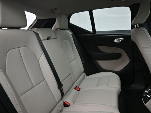 Used 2024 Volvo XC40 B5 Ultimate w/ Protection Package Premier image 33