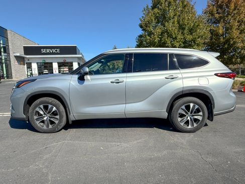 Used 2022 Toyota Highlander XLE image 4