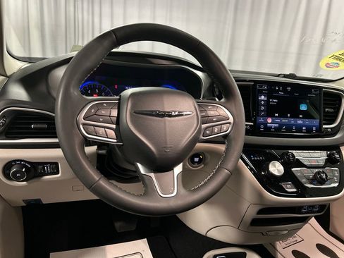 Used 2024 Chrysler Pacifica Touring-L image 15