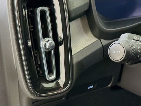 Used 2025 Volvo XC40 B5 Plus image 17