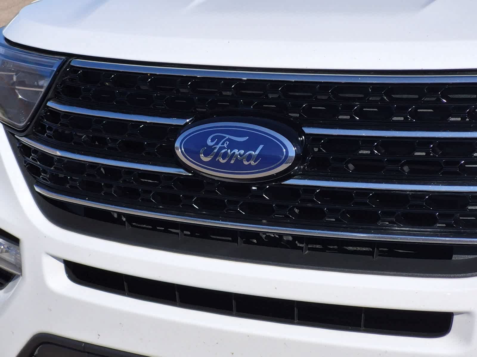 Used 2020 Ford Explorer XLT w/ Equipment Group 202A AWD/4WD image 12
