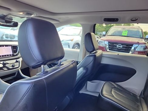 Used 2023 Chrysler Pacifica Limited FWD image 13