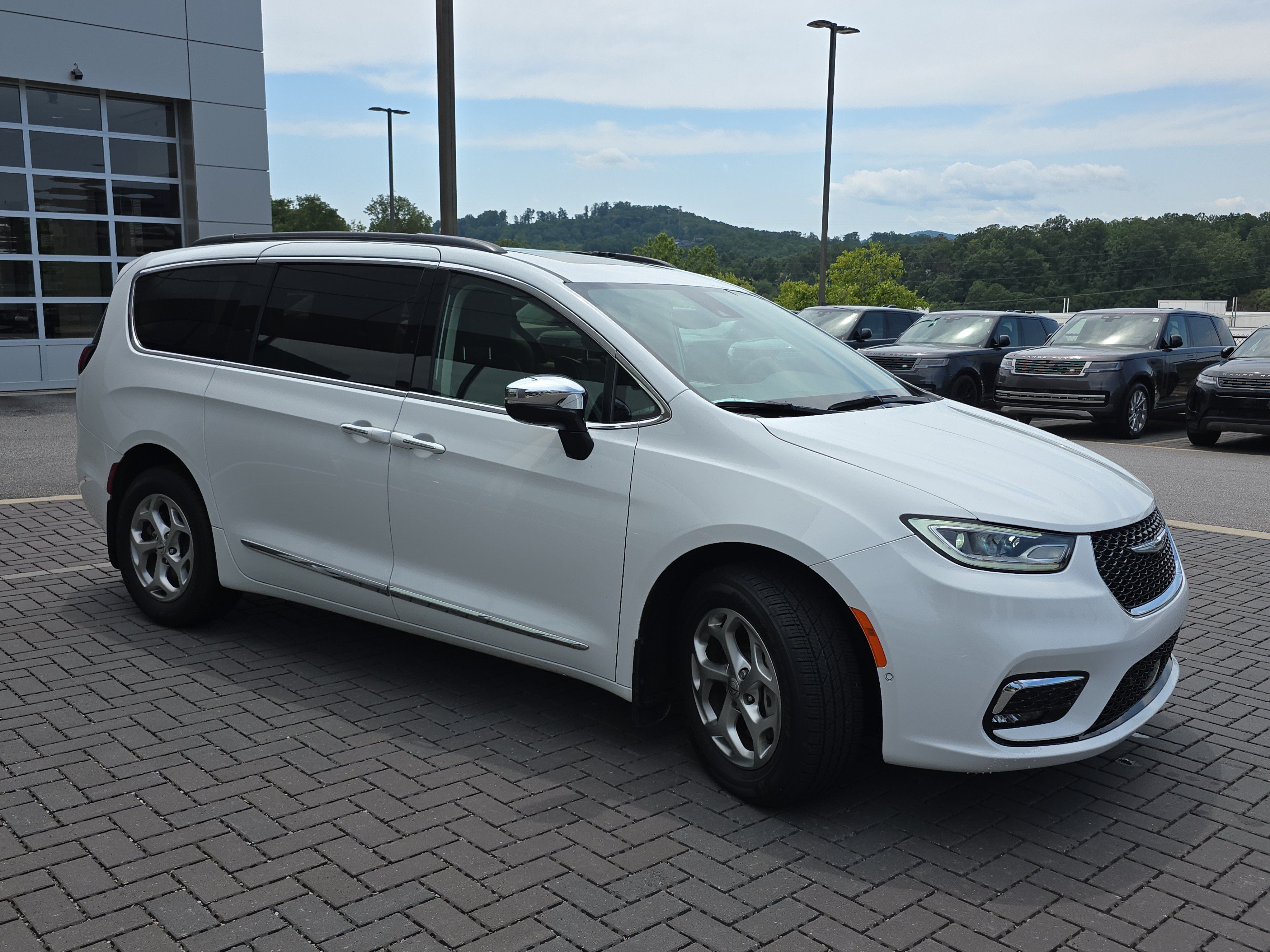 Used 2023 Chrysler Pacifica Limited w/ Uconnect Theater Family Group AWD/4WD image 3
