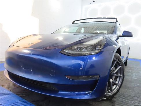 Used 2022 Tesla Model 3 Standard Range image 1