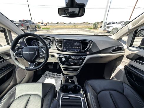 Used 2024 Chrysler Pacifica Touring-L FWD image 15