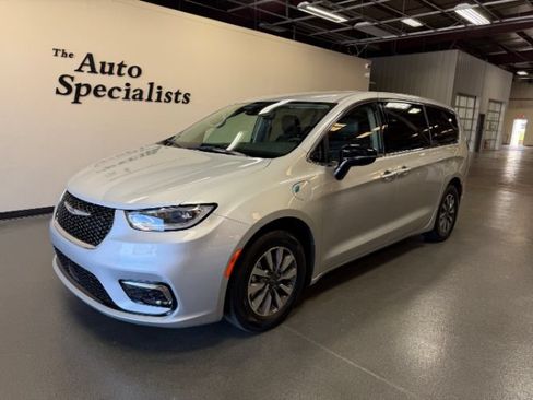Used 2024 Chrysler Pacifica Limited FWD image 1