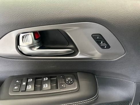 New 2025 Chrysler Pacifica Select image 4