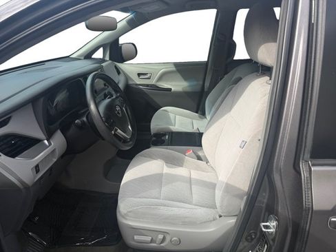 Used 2017 Toyota Sienna LE FWD image 10