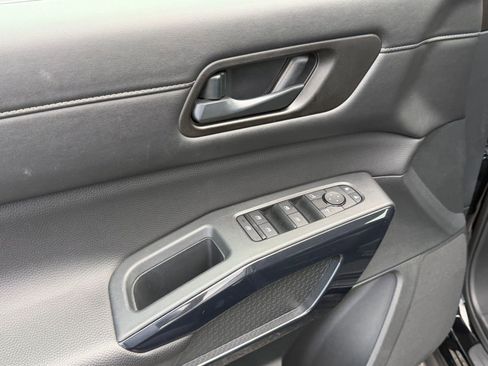 Used 2025 Nissan Pathfinder SV FWD image 16
