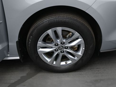 Used 2022 Toyota Sienna XLE Woodland Edition image 39