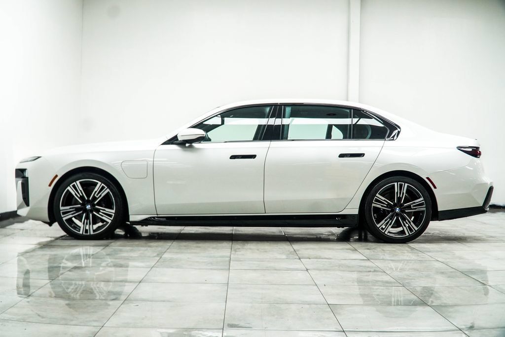 Used 2025 BMW 750e xDrive w/ Executive Package AWD/4WD image 16